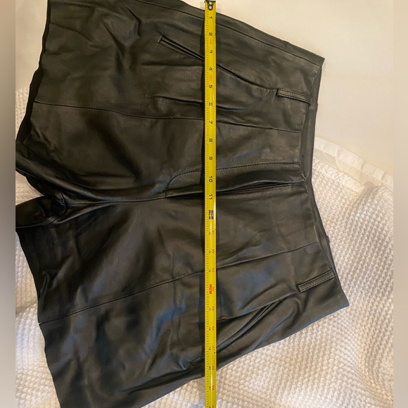 Elegant Black Leather Women Shorts - Picture 11 of 11